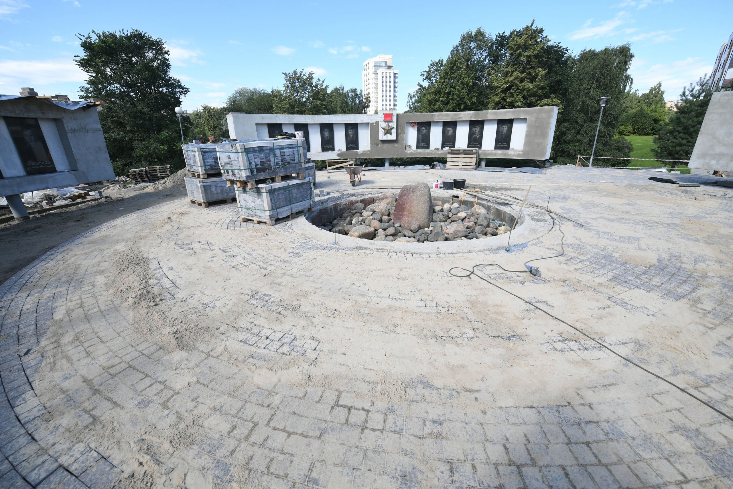Ход благоустройства «Галереи Героев Советского Союза – уроженцев Карелии» проверил глава Карелии