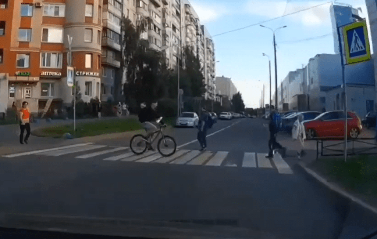 В Санкт-Петербурге появился «инновационный пешеходный переход, который сам спешивает велосипедистов»