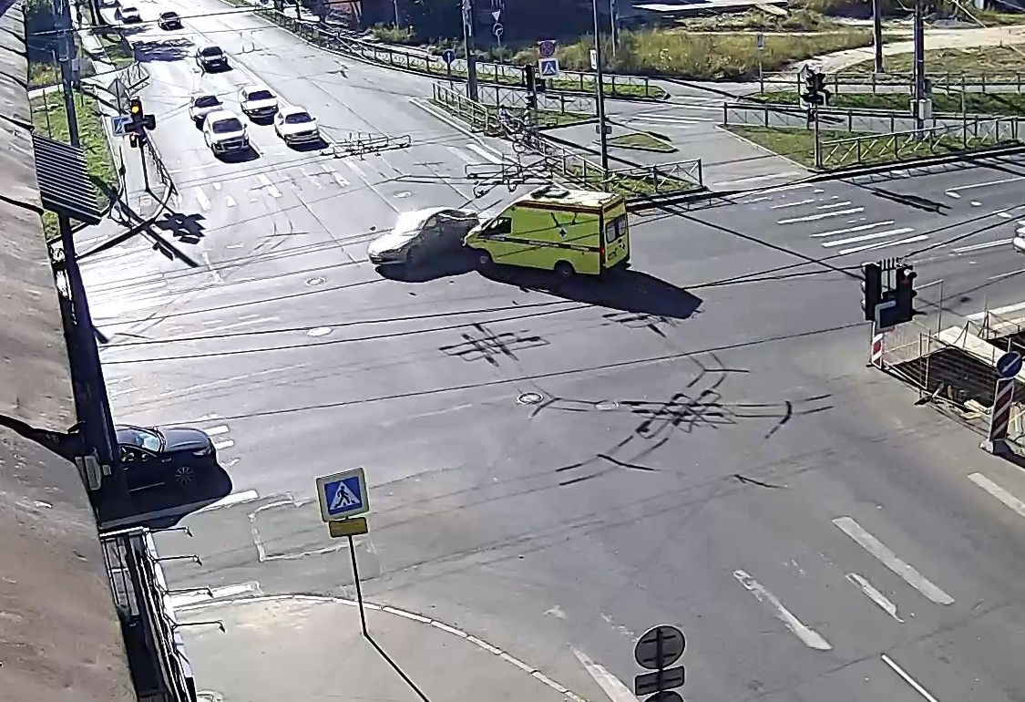 В центре Петрозаводска столкнулись машина скорой помощи и легковой автомобиль