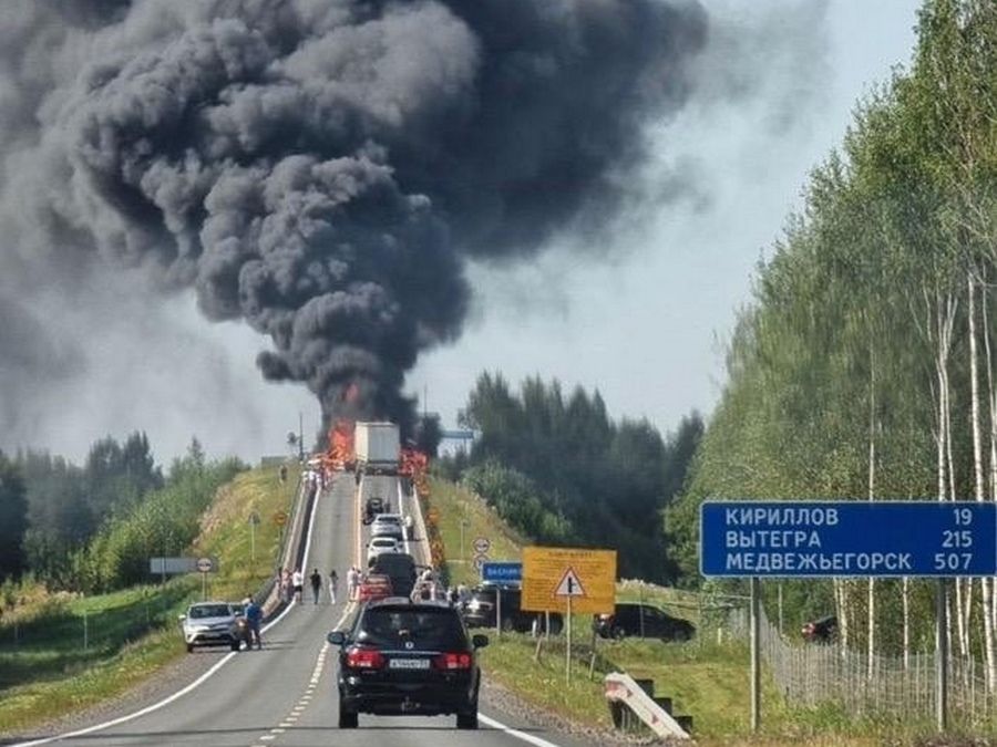 На трассе «Вологда – Медвежьегорск» грузовик врезался в семь легковых автомобилей – все они загорелись