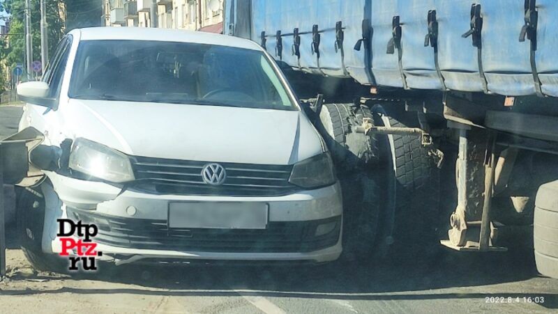 В месте сужения дороги в Петрозаводске столкнулись легковой автомобиль и тягач