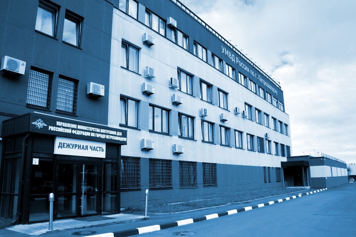 Родителей ребенка, гулявшего по краю балкона в Петрозаводске, накажут за неисполнение обязанностей