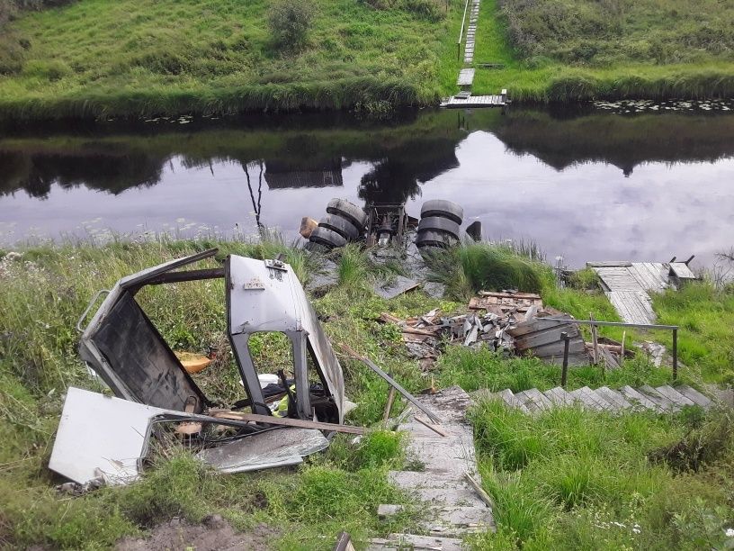 В Видлице дорожный каток упал в реку