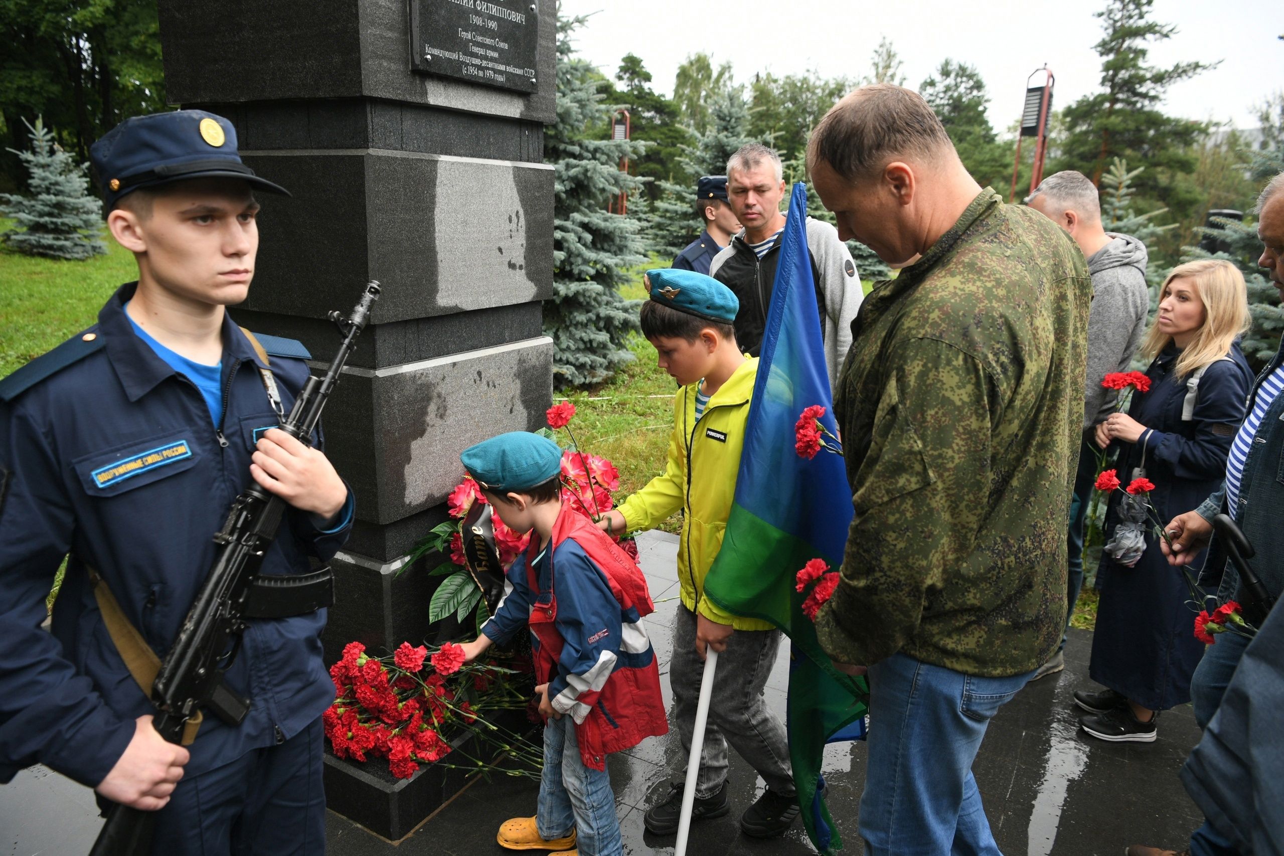 Купались ли в фонтанах: как в Петрозаводске отметили День ВДВ