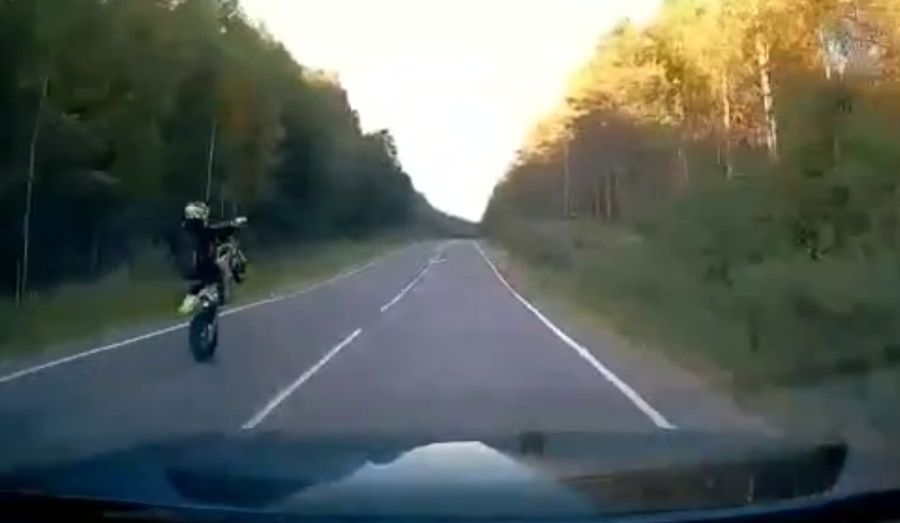 Видеорегистратор снял, как мотоциклист после эффектного обгона улетел в кювет на трассе в Карелии