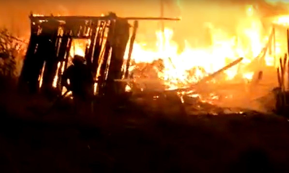 В карельском поселке полыхали сараи, был риск возгорания жилого квартала