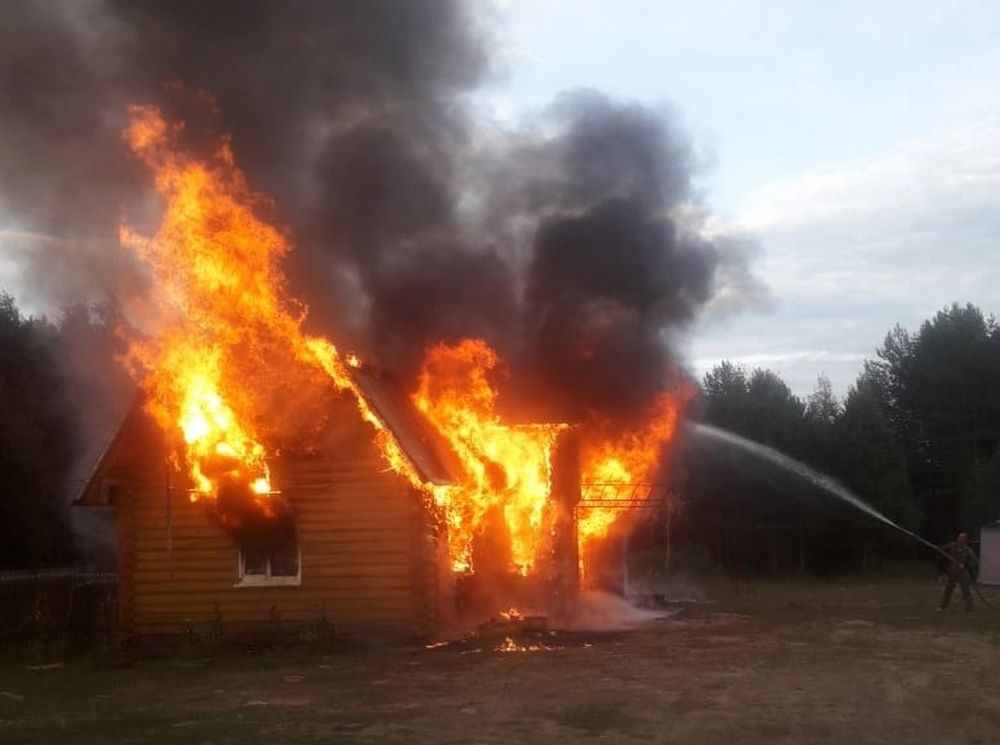 В Муезерском районе сгорел гостевой дом
