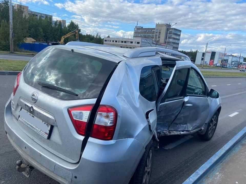 Молодой водитель и пожилая пассажирка пострадали в жестком столкновении двух машин на Лесном проспекте