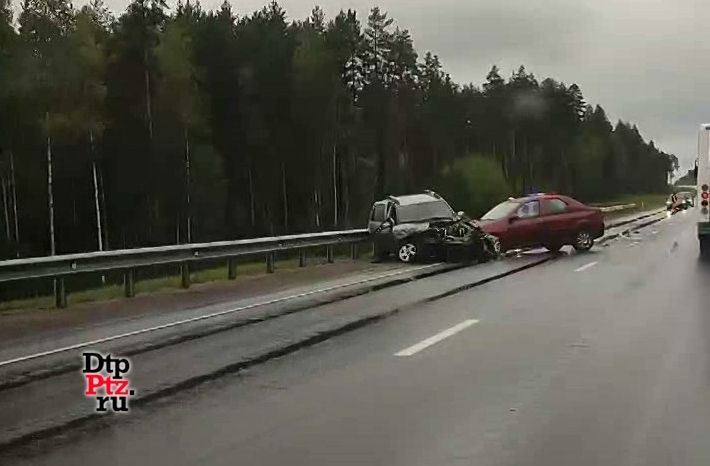 В районе станции Шуйской произошло ДТП с участием двух легковушек и фуры