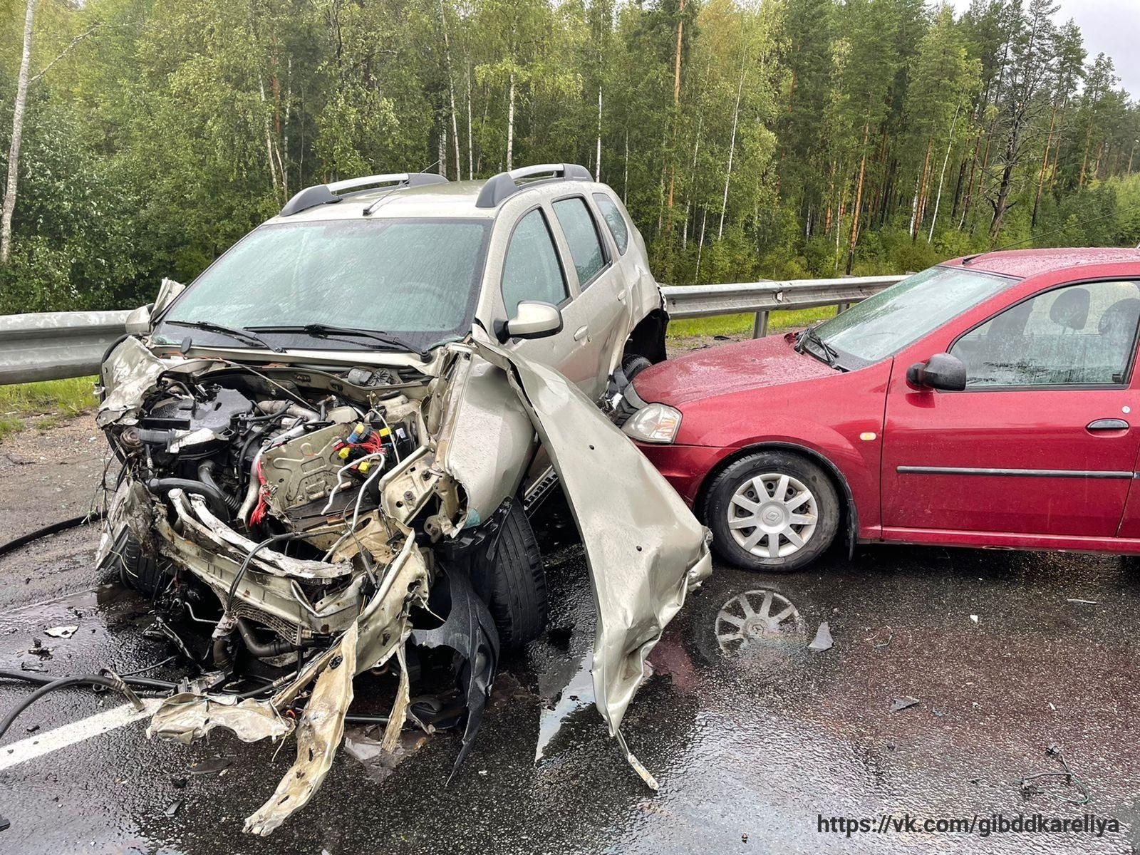 На трассе «Кола» 71-летний водитель врезался в барьер, грузовик и легковой автомобиль