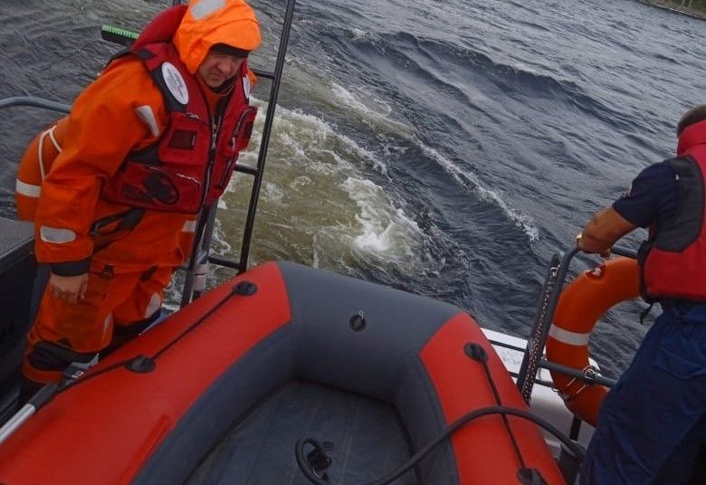 Спасатели нашли тело одно из утонувших в Онежском озере рыбаков