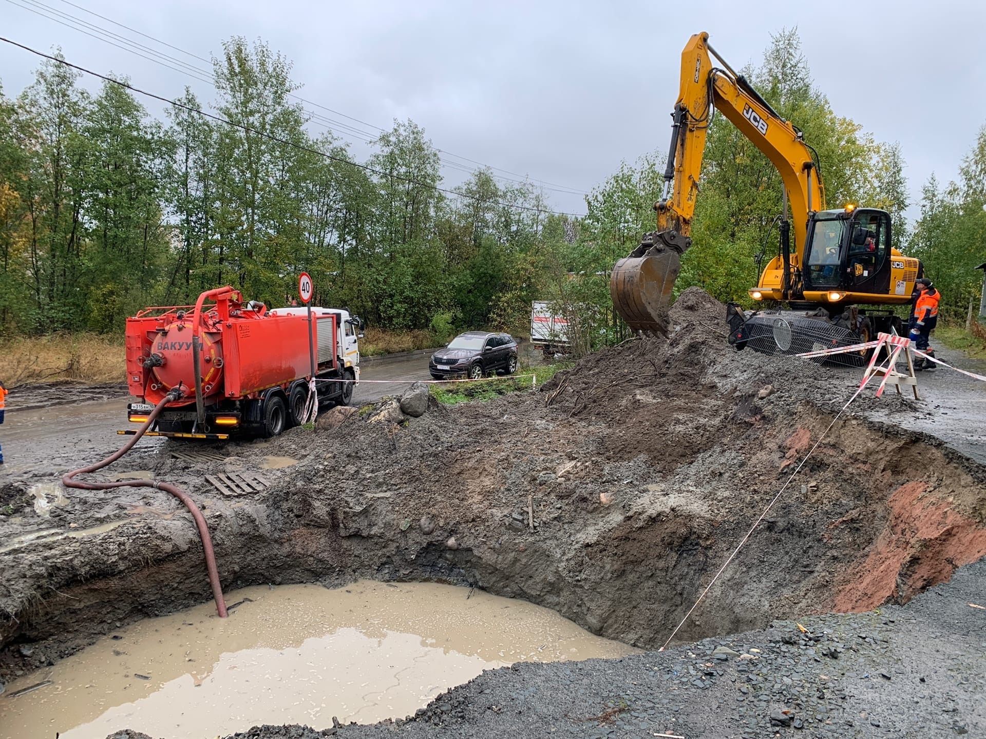 Петрозаводские коммунальщики устранили повреждение сетей на Курганском проезде Петрозаводские коммунальщики устранили повреждение сетей на Курганском проезде