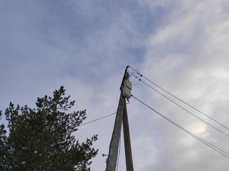 Мастер-электрик карельской компании получил травму из-за падения столба телефонной линии