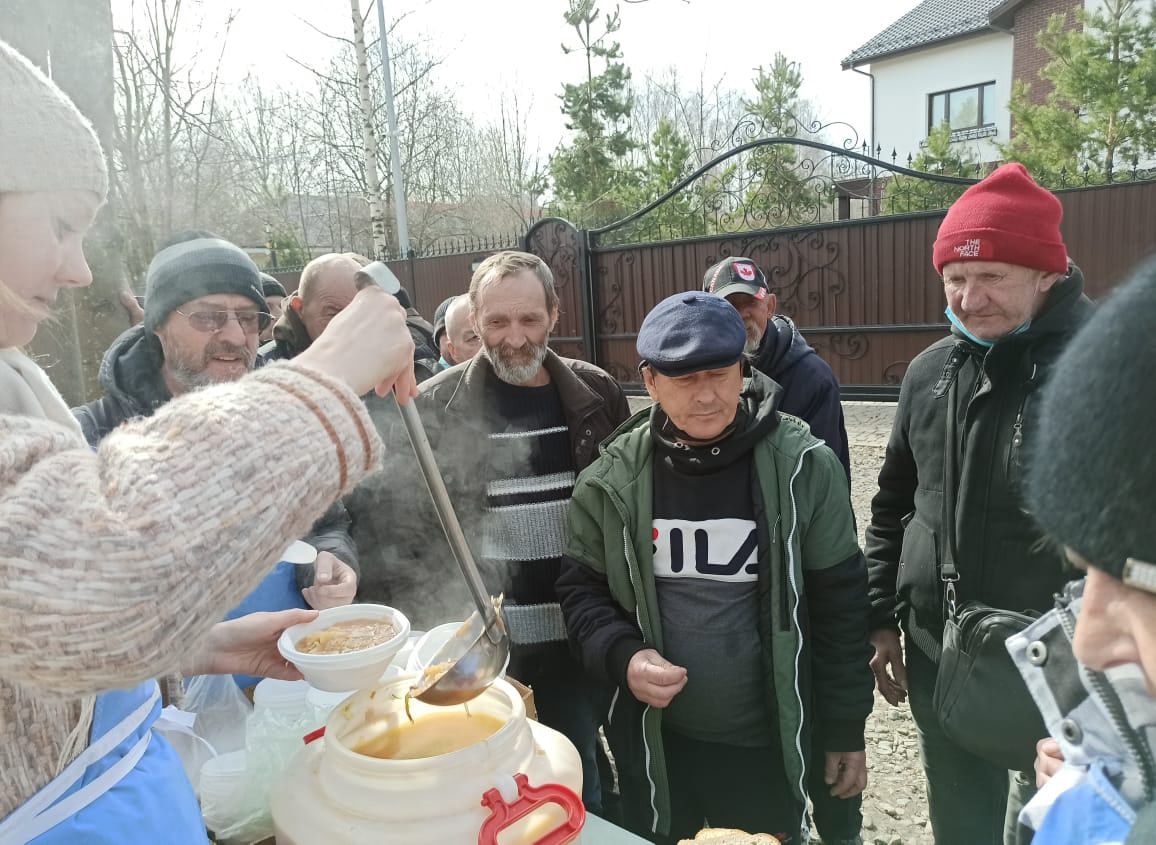 Горячие обеды бездомным начали раздавать в Петрозаводске