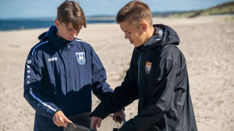 Юные футболисты Северо-Запада приняли участие в экологической акции