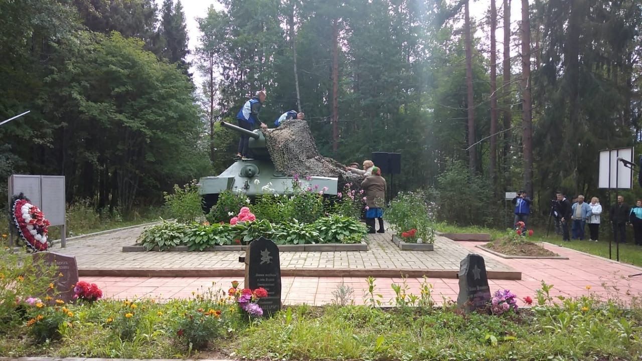 На братской могиле в Олонецком районе установили обновленный Танк Т-34