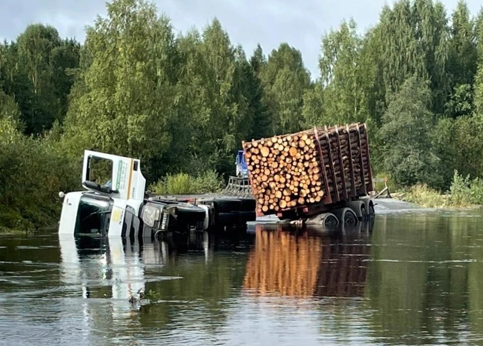 В Прионежском районе лесовоз съехал с моста в реку