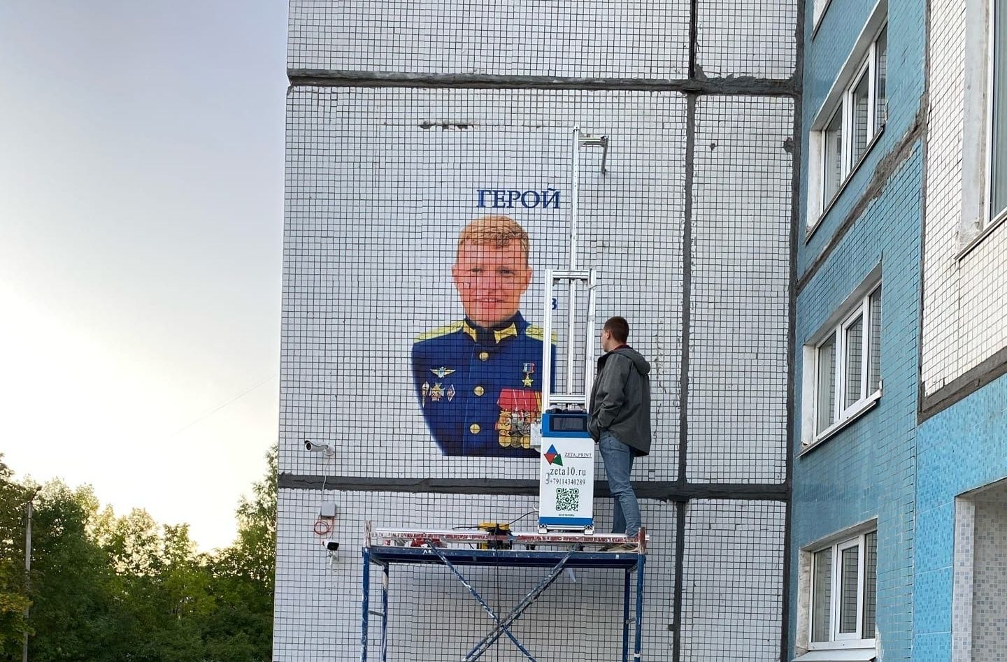 Портрет героя России Ильи Сизова появился на фасаде лицей №1 в Петрозаводске
