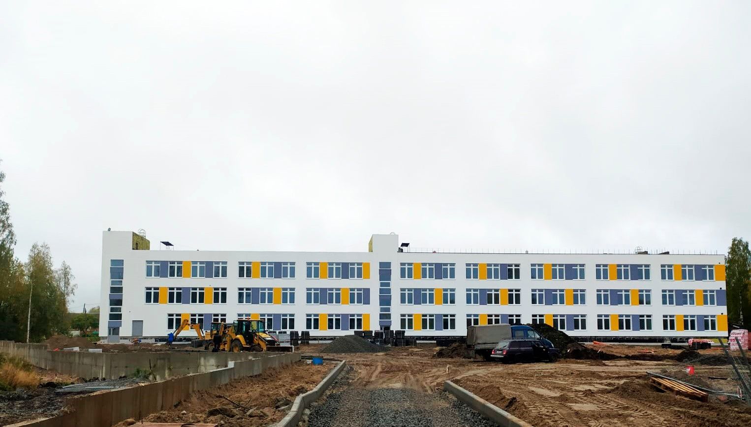 Школу с тремя спортивными залами строят в Деревянке