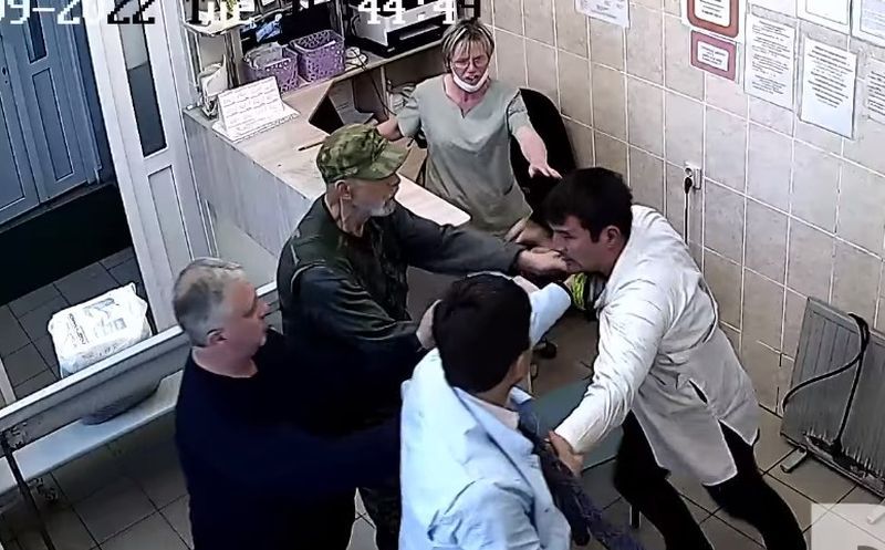 Жители Кеми заступились за молодого кардиолога, который рассказал свою версию драки с коллегой