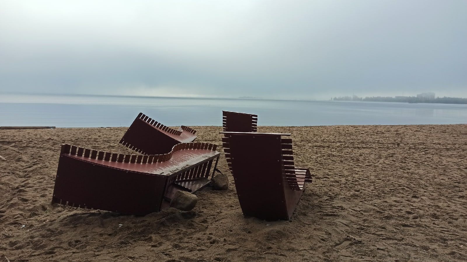 Вандалы изуродовали недавно обустроенный пляж в Песках