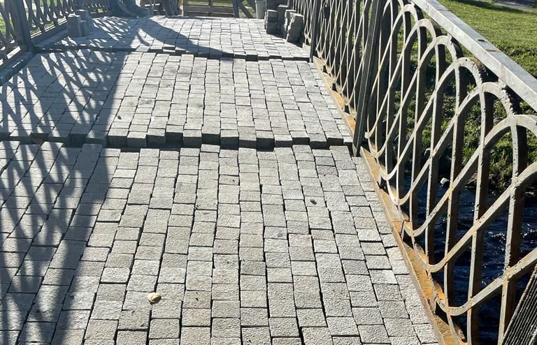 На мосты в пойме Лососинки в Петрозаводске уложили брусчатку