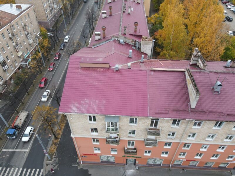 Дом на проспекте Ленина в Петрозаводске всё-таки встретит зиму с кровлей