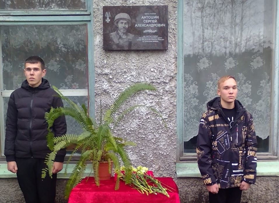 В поселке Куркиеки установили мемориальную доску в память о погибшем на Украине бойце