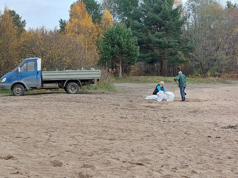 Песок в мешках вывезли из места отдыха у воды в Петрозаводске