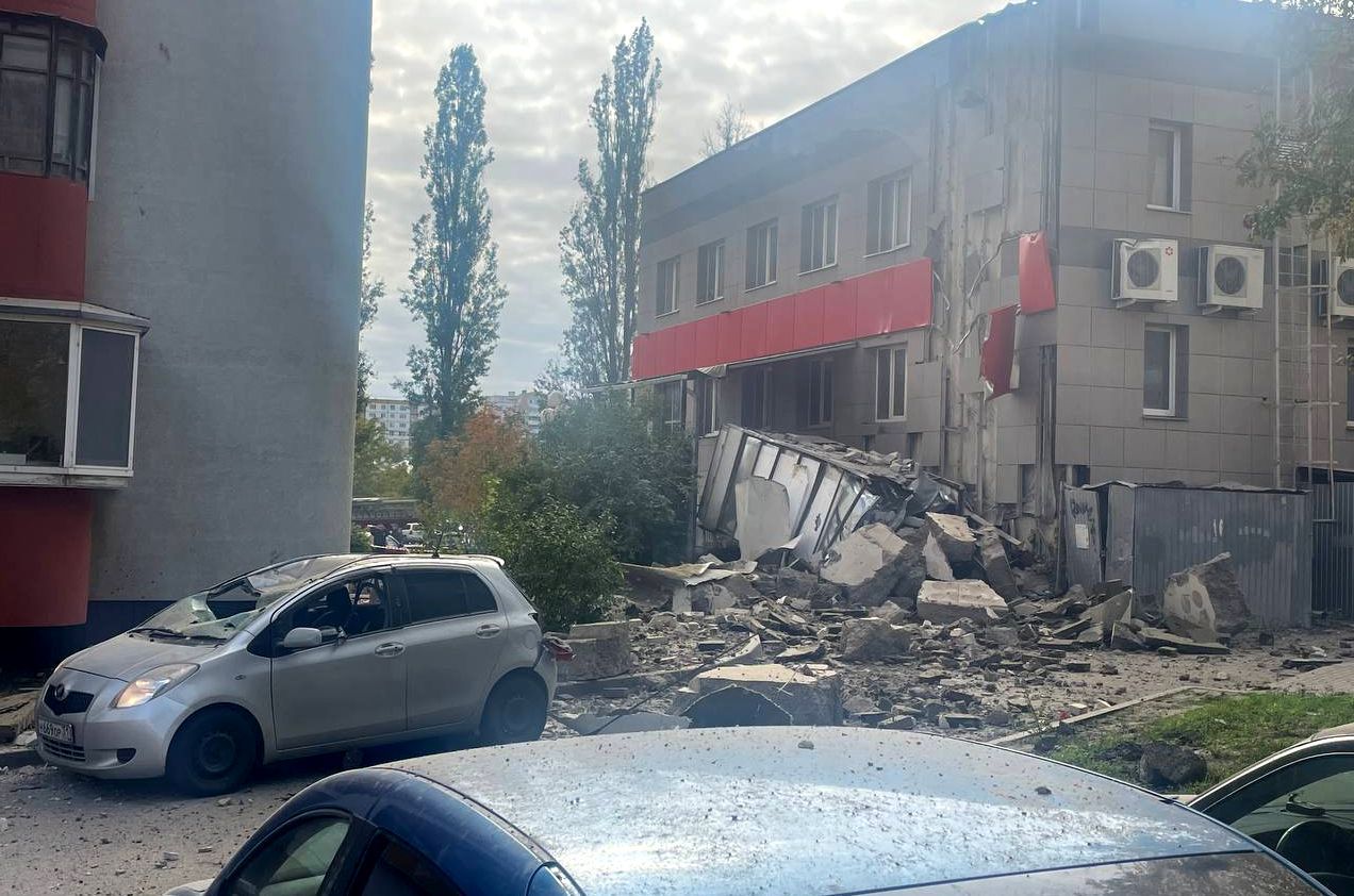 В Белгороде из-за обстрела частично разрушен жилой дом, повреждены автомобили