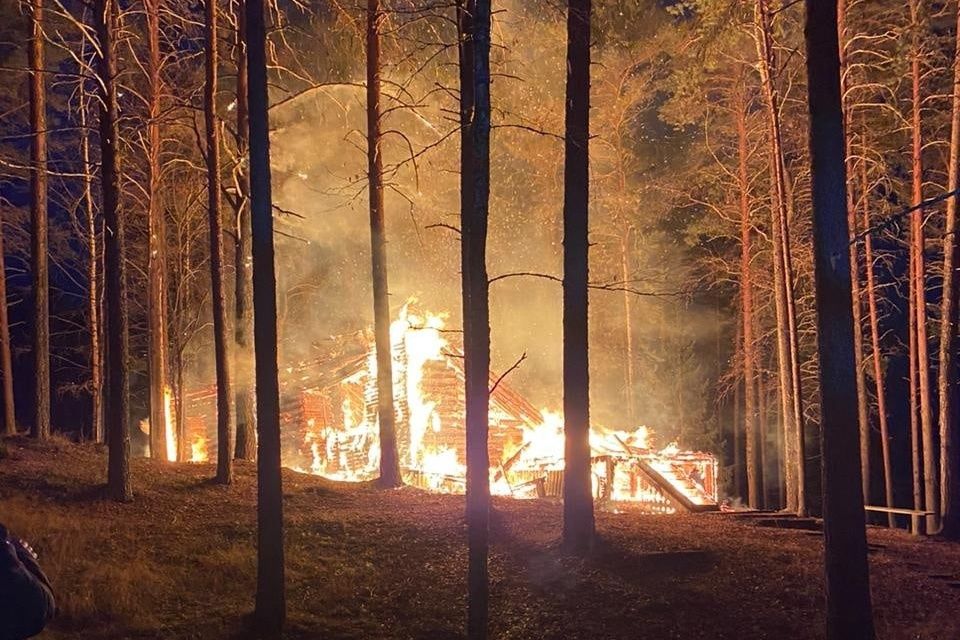 На турбазе в Карелии произошел серьезный пожар – его тушили более двух часов