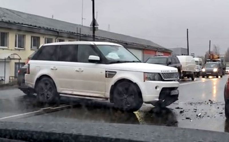 Белый Range Rover столкнулся с Nissan X-Trail в Петрозаводске