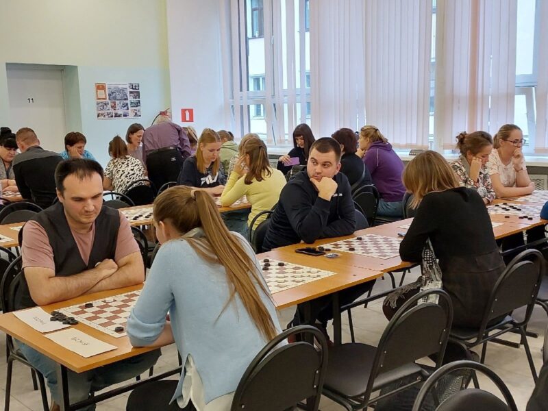 Сотрудники школ и детских садов Петрозаводска сыграли в шашки