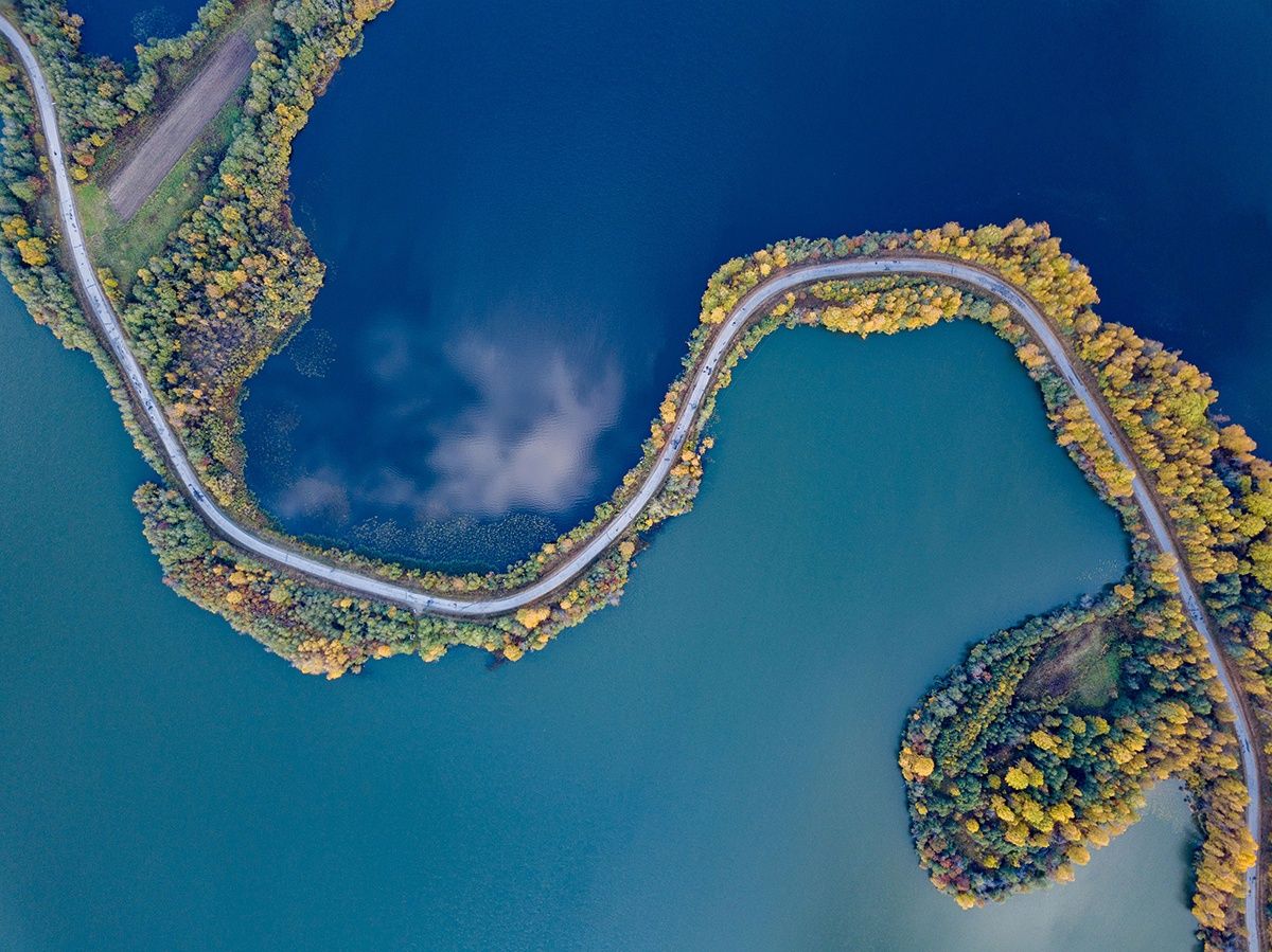 Петрозаводский фотограф снял карельскую дорогу, которая разделяет два озера с водой разных цветов