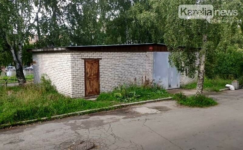 Незаконное кирпичное строение в Петрозаводске не могут снести больше года