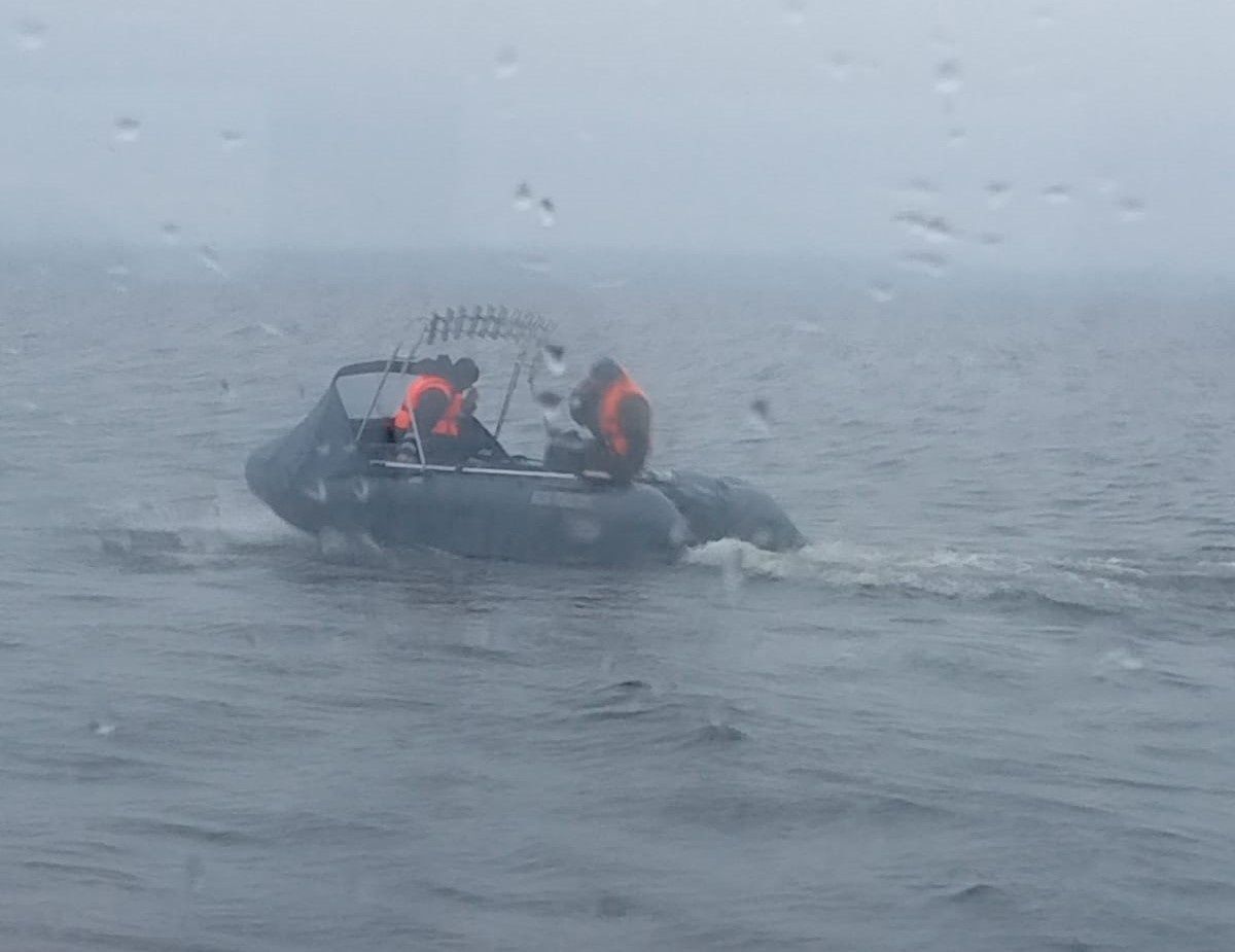 Рыбаки попали в шторм на Онежском озере