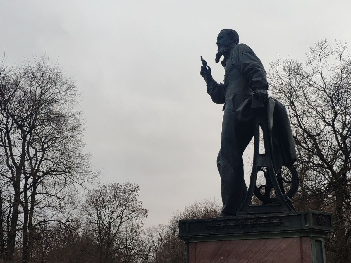 В Петрозаводске официально открыли памятник ювелиру Перхину