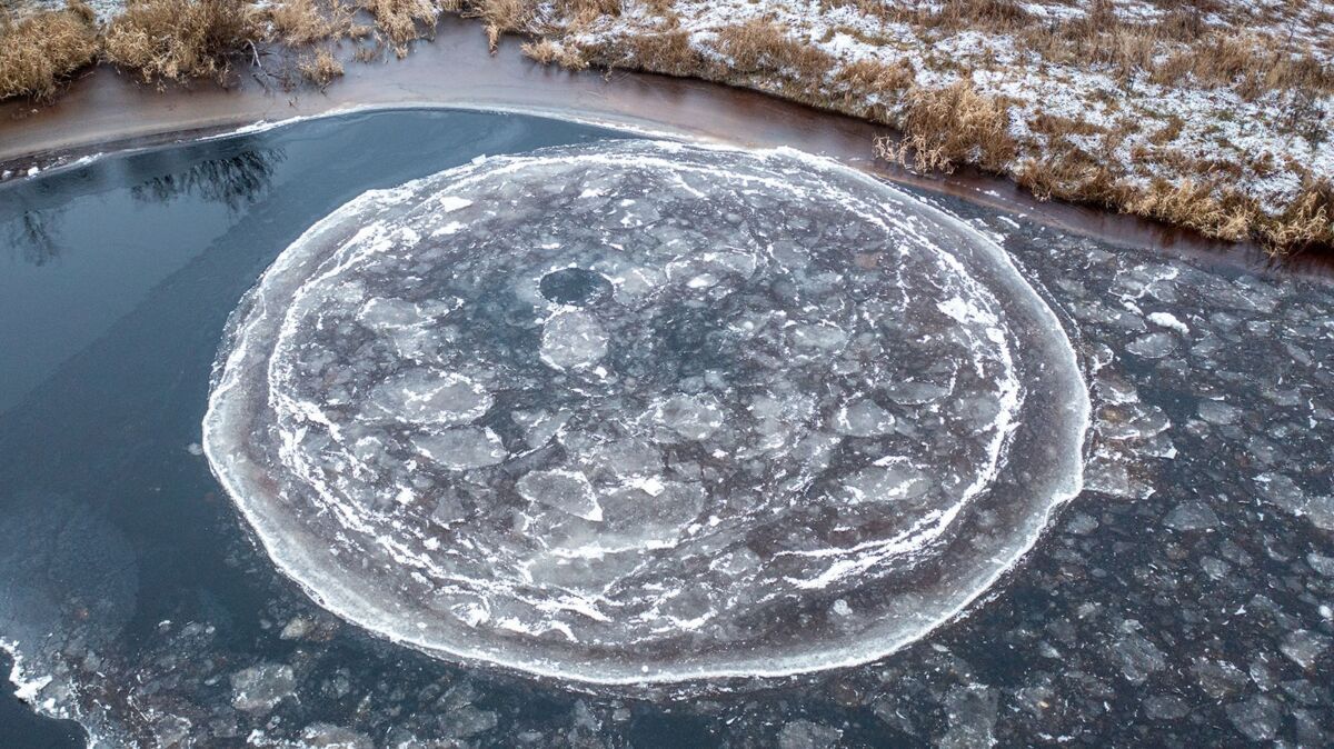 Огромный ледяной круг запечатлел карельский фотограф на реке Олонка