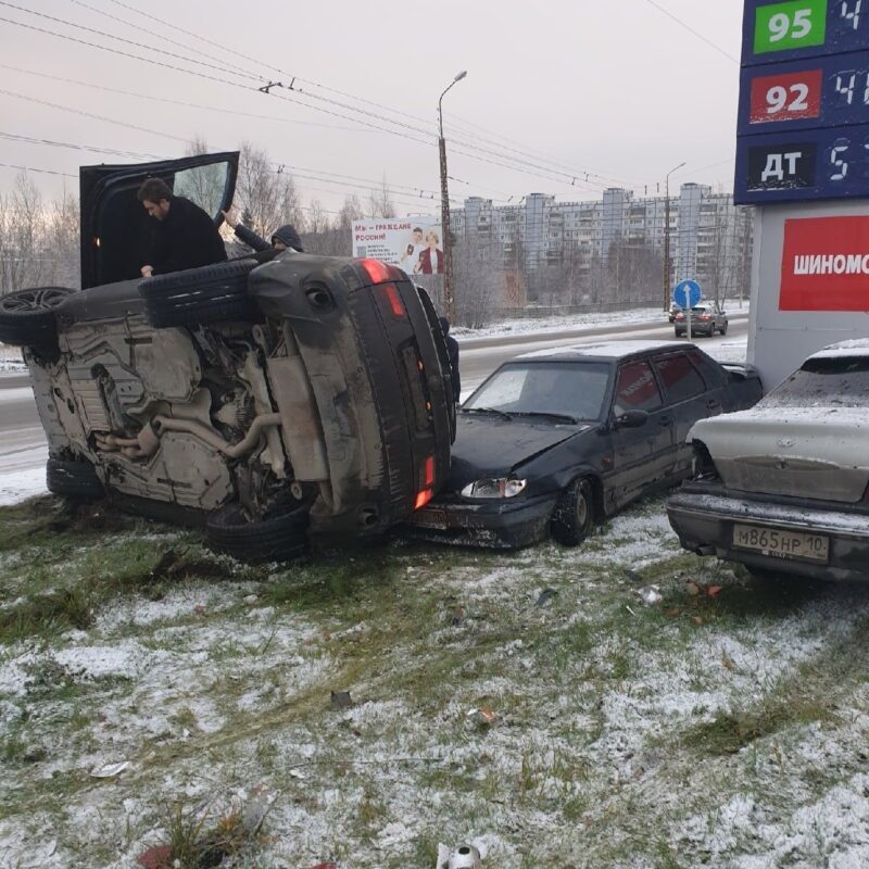 Четыре автомобиля столкнулись и наехали на рекламный щит в Петрозаводске