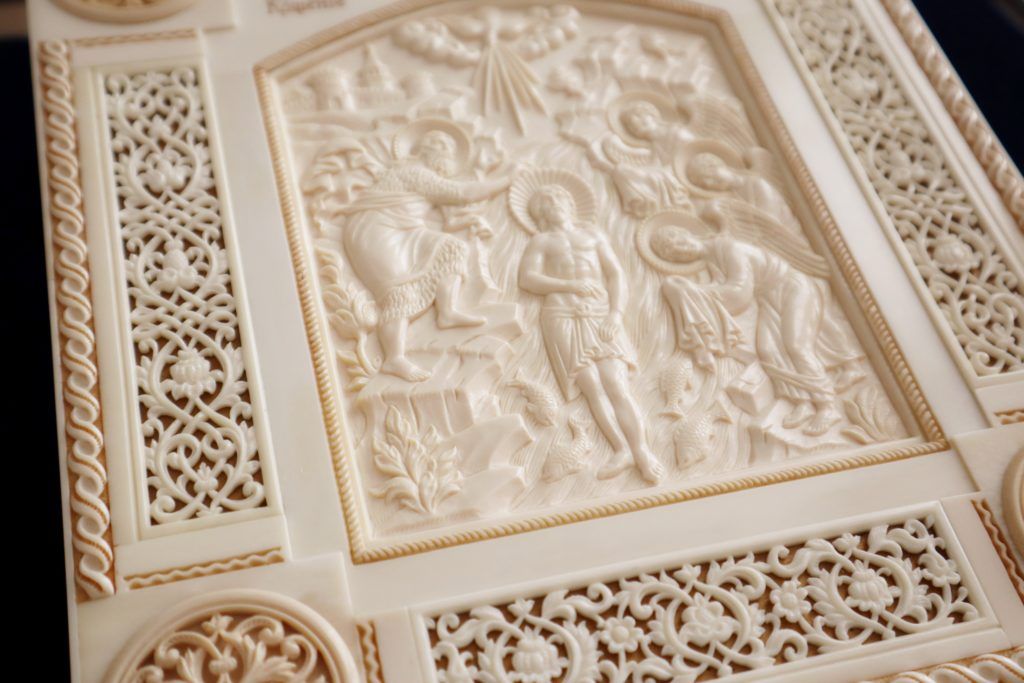 Карельского мастера резьбы по кости наградили орденом «За заслуги в культуре и искусстве»