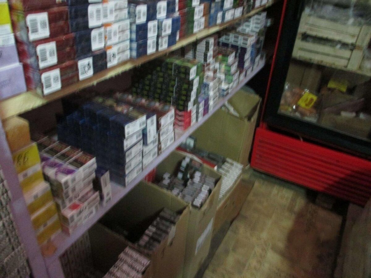 Три тысячи пачек сигарет изъяли из торговой точки в Карелии