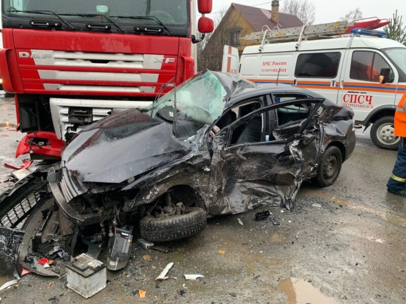 Три автомобиля столкнулись на улице Ломоносова в Петрозаводске