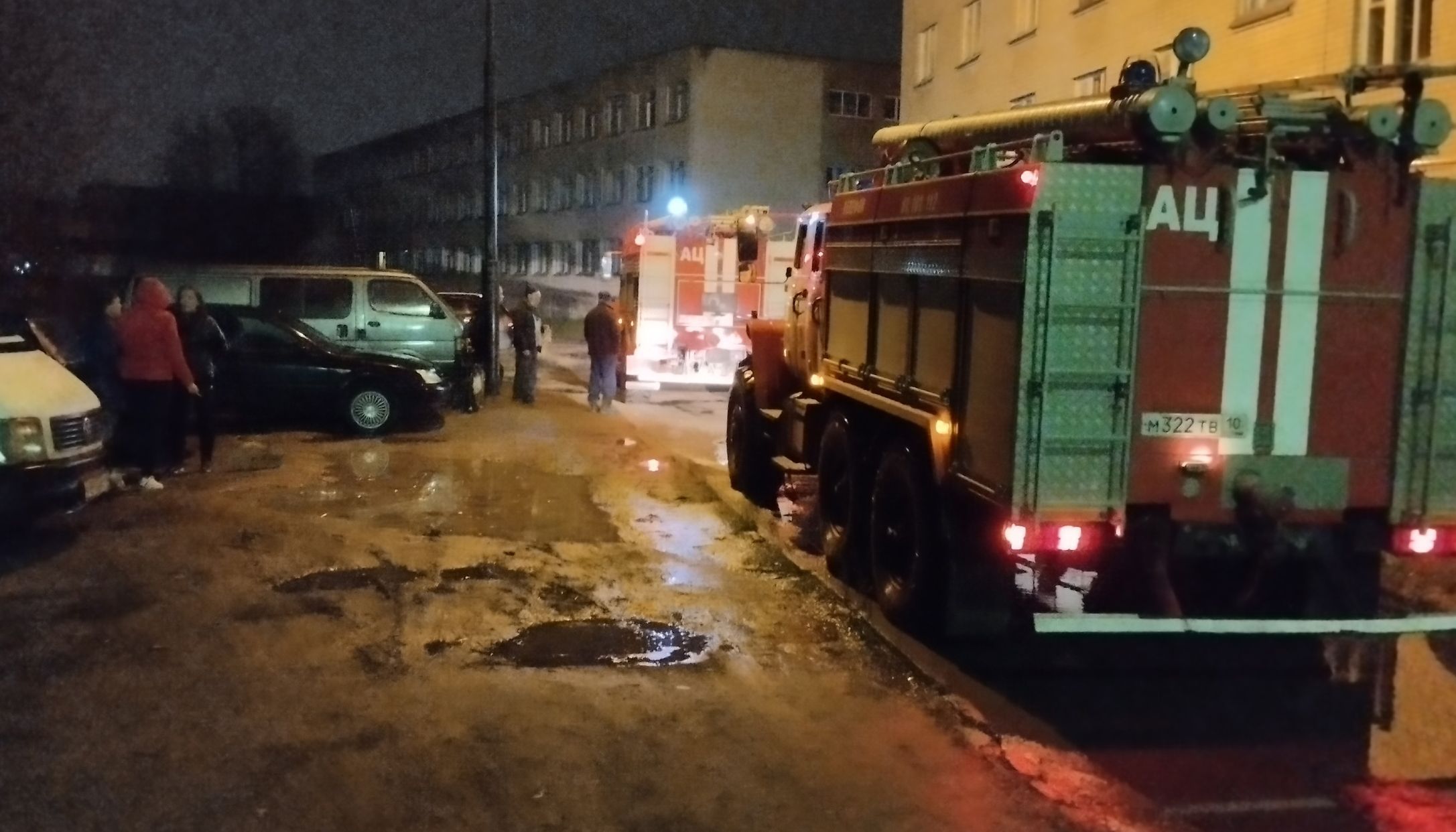 Ночью в Олонце из горящего общежития эвакуировали 80 жильцов