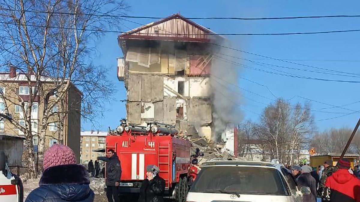 При взрыве в доме на Сахалине погибли девять человек