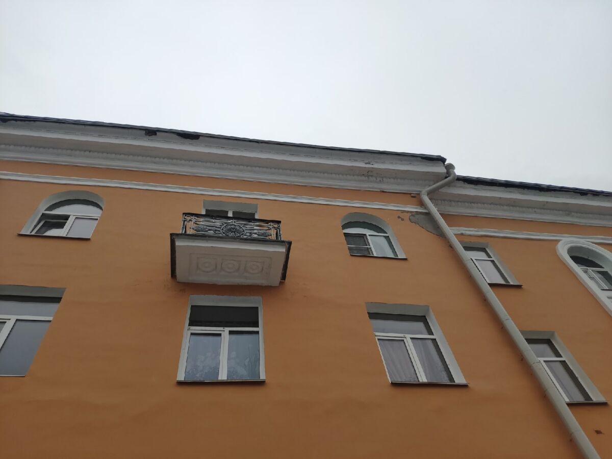 В Петрозаводске заделали дыру на фасаде здания, с которого обвалилась штукатурка В Петрозаводске заделали дыру на фасаде здания, с которого обвалилась штукатурка