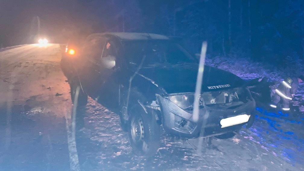 В Медвежьегорском районе автомобиль вылетел с дороги и опрокинулся: пострадали две женщины