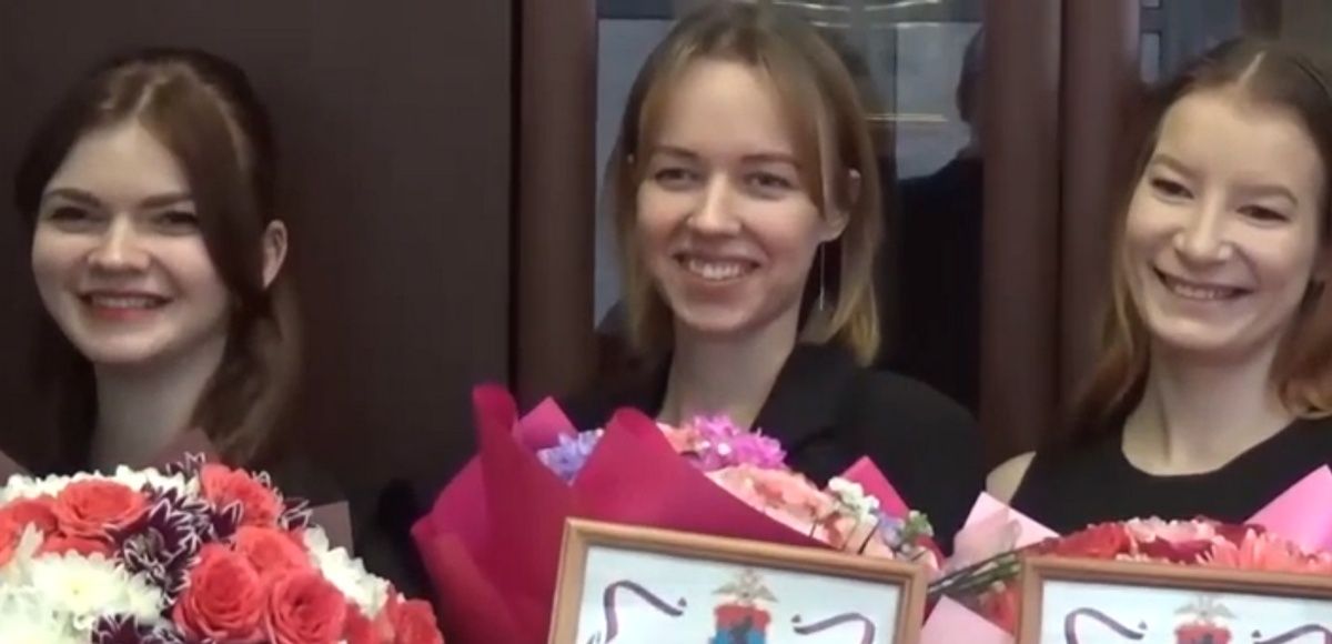 Сотрудницы салона сотовой связи уберегли пожилого петрозаводчанина от перевода денег мошенникам Сотрудницы салона сотовой связи уберегли пожилого петрозаводчанина от перевода денег мошенникам