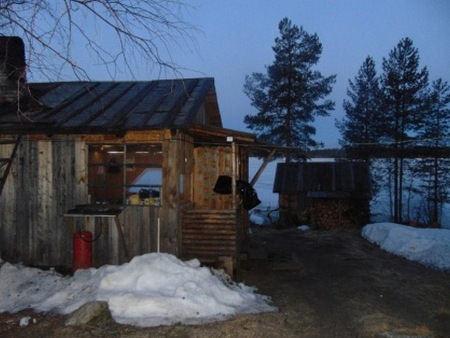 В домике на озере в Карелии пожилой мужчина убил приятеля ударом ножа в шею