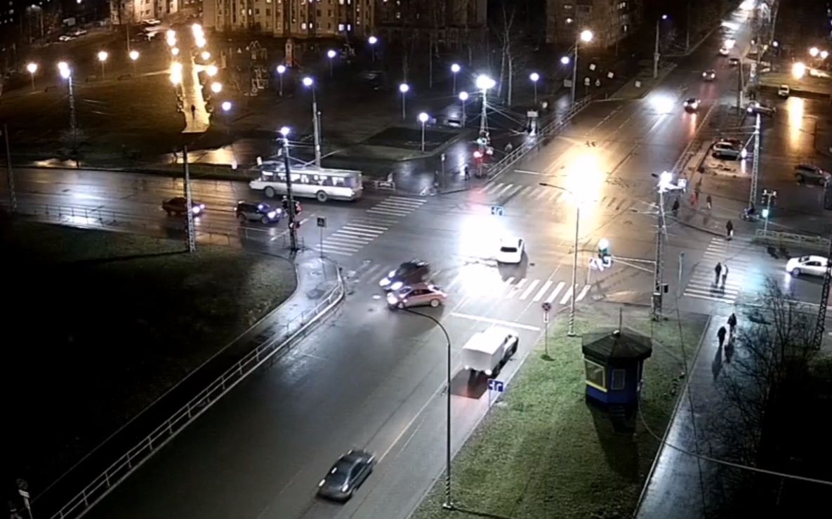 В Петрозаводске неожиданный маневр водителя привел к ДТП у пешеходного перехода