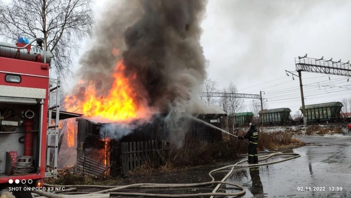 В Кеми горел жилой трехквартирный дом